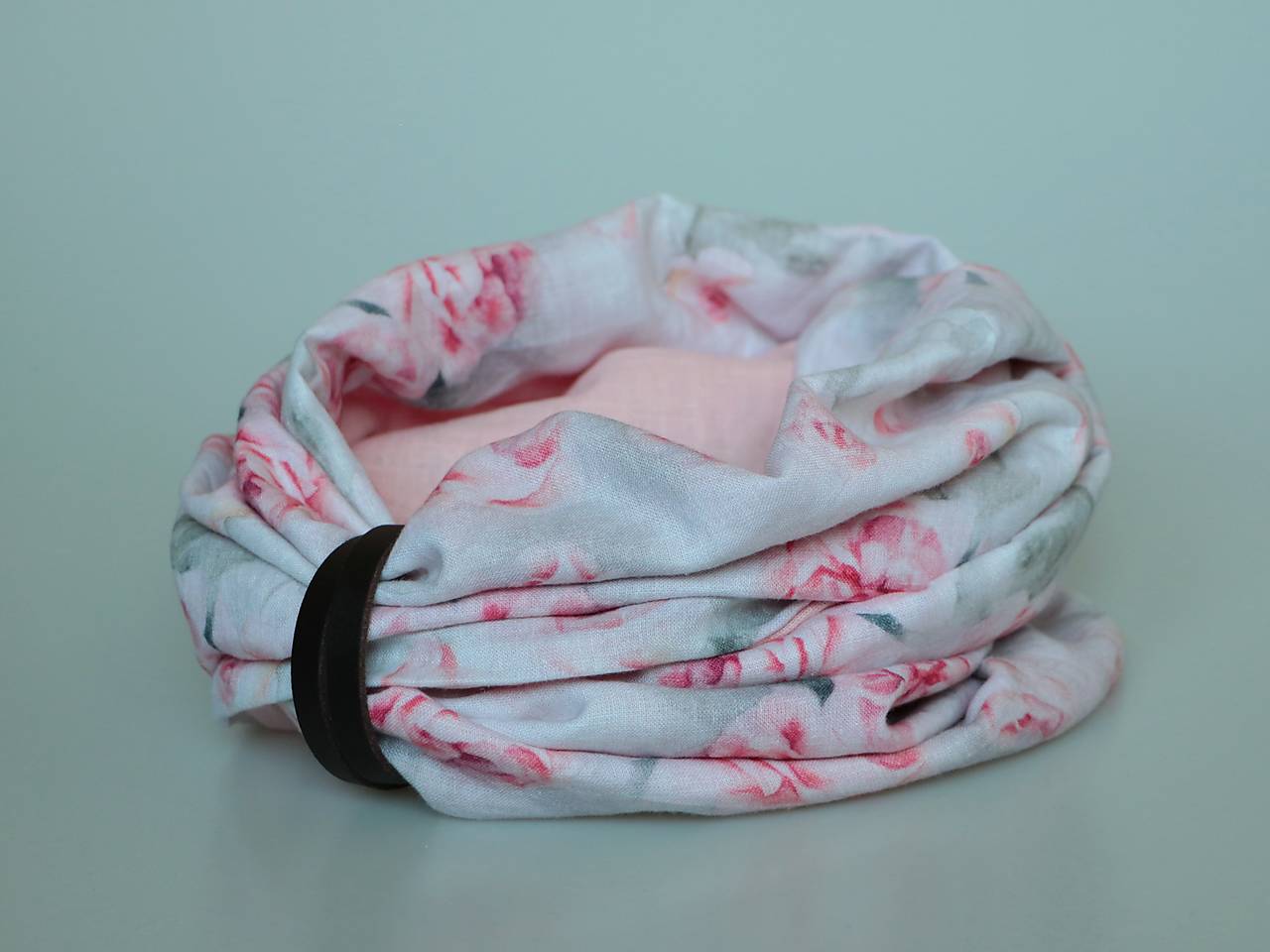 Štýlový ľanový nákrčník ruže akvarel