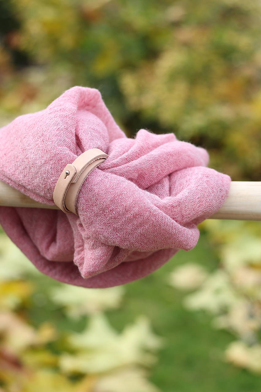 Pôvabný hrejivý nákrčník z ľanu a vlny ružovej farby