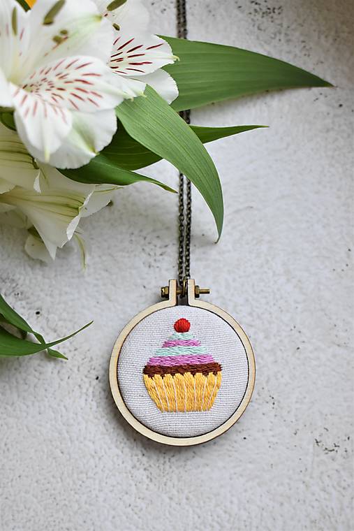 Náhrdelníky - ZĽAVA Vyšívaný prívesok muffin - 13992198_