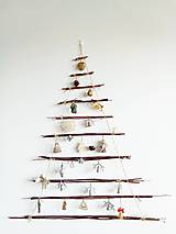 Predám vianočný závesný strom, stromček na stenu vyrobený z prírodných materiálov, prútia a špagátu na mieru. Nezdobený.