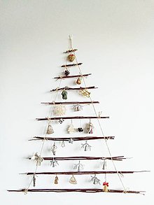 Dekorácie - Predám vianočný závesný strom, stromček na stenu vyrobený z prírodných materiálov, prútia a špagátu na mieru. Nezdobený. - 13989110_