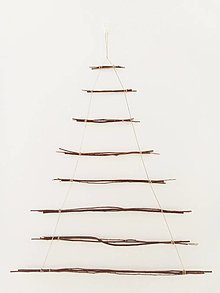 Dekorácie - Predám vianočný závesný strom, stromček na stenu vyrobený z prírodných materiálov, prútia a špagátu na mieru. Nezdobený. (rôzne ozdoby sánky, nezdobený 63 x 73 cm) - 13991078_