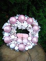 Dekorácie - zasnežený veniec ružovo-biely s čižmičkami 35 cm - 13992798_