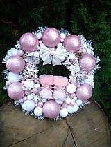 Dekorácie - zasnežený veniec ružovo-biely s čižmičkami 35 cm - 13992799_