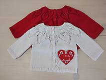 Detské oblečenie - Snehobiely svetrík s lístočkovým vzorom - 13993570_