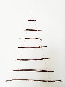 Dekorácie - Predám vianočný závesný strom, stromček na stenu vyrobený z prírodných materiálov, prútia a špagátu na mieru. Nezdobený. (farebné gule nezdobený 60 x 75) - 13993019_