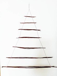 Dekorácie - Predám vianočný závesný strom, stromček na stenu vyrobený z prírodných materiálov, prútia a špagátu na mieru. Nezdobený. (červená mašľa nezdobený 73 x 83 cm) - 13994574_