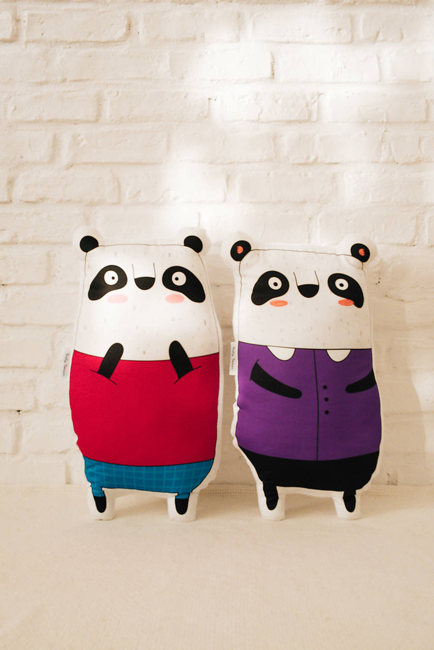 Panda s fialovou košeľou