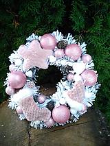 zasnežený veniec ružovo-biely  35 cm