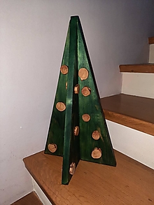 Dekorácie - Malý vianočný stromček s drevenými ozdobami - 14008076_