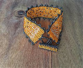 Náramky - Oranžovo-čierny ručne šitý korálkový rokajlový náramok - 14011070_