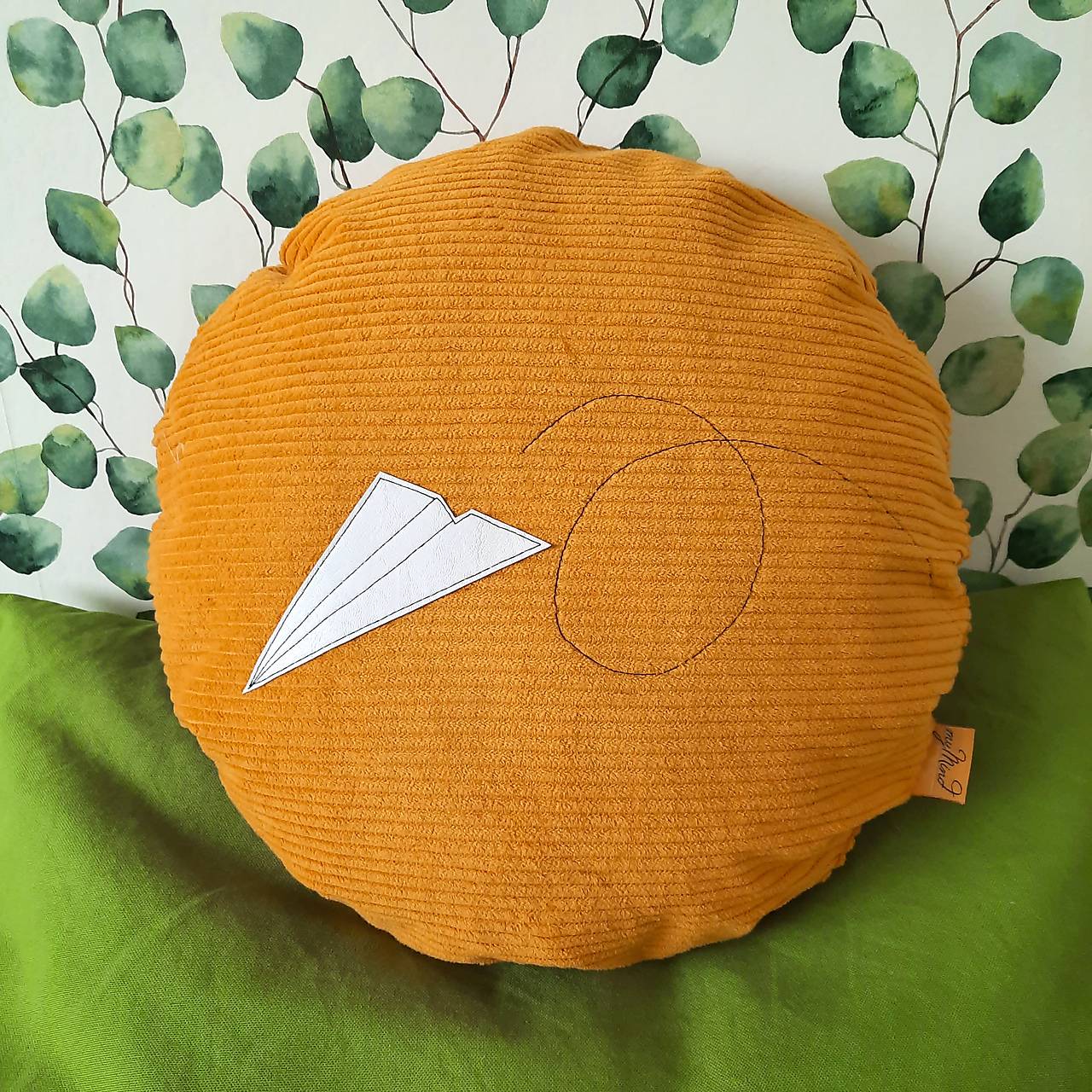 CirCLes&PiLLows (PaPer Plane)