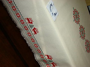 Úžitkový textil - Ručne vyšívaný vianočný obrus / červeno zelený/ - 14018674_