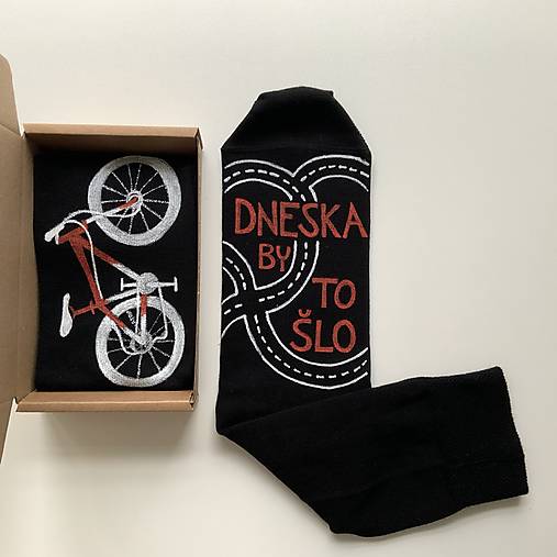 Maľované čierne ponožky s bicyklom a menom (Nápis: “Dneska by to šlo”)