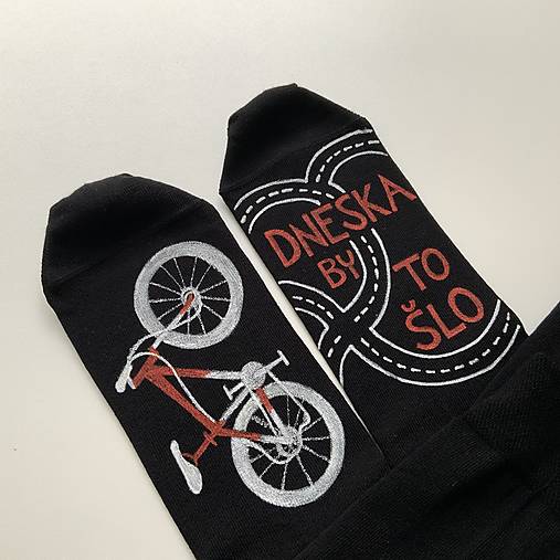 Maľované čierne ponožky s bicyklom a menom (Nápis: “Dneska by to šlo”)