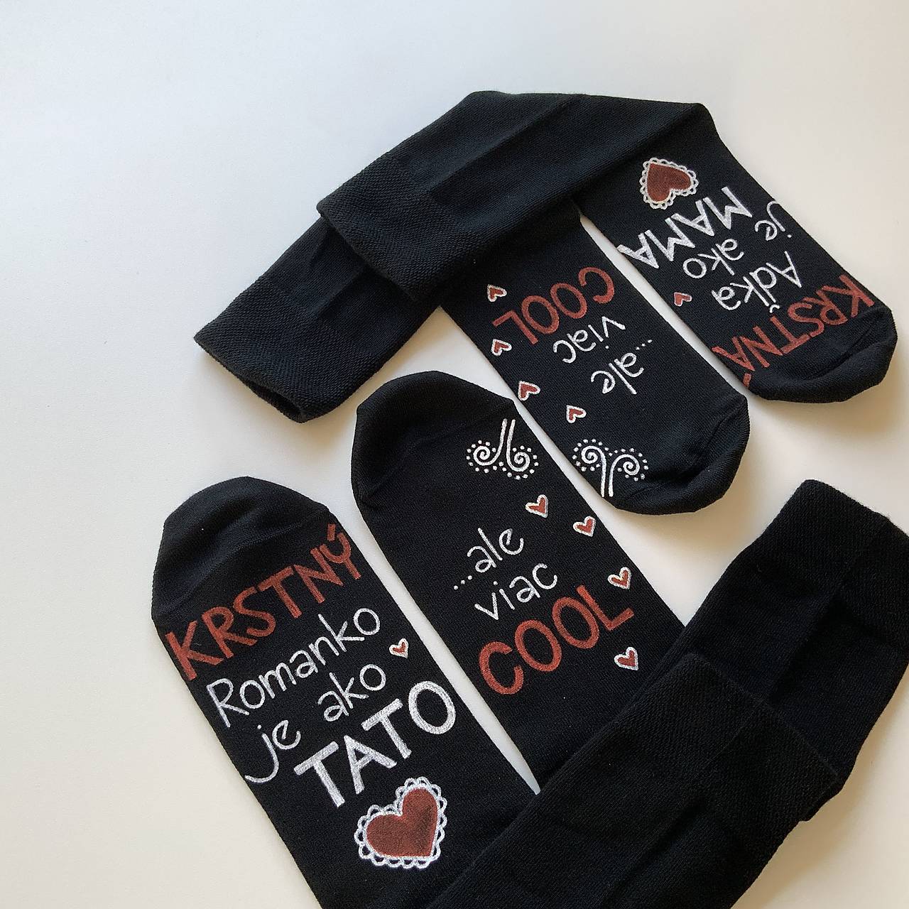 Maľované ponožky pre KRSTNÚ/KRSTNÉHO, ktorí sú výnimoční a COOL (čierne s menami (sada))