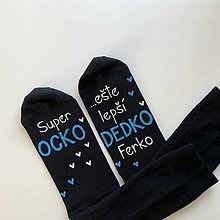Ponožky, pančuchy, obuv - Maľované pánske ponožky s nápisom : "Super OCKO (starký)/ ešte lepší DEDKO (prastarký)" ((čierne aj s menom)) - 14018465_