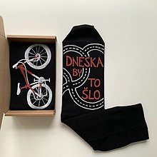 Ponožky, pančuchy, obuv - Maľované čierne ponožky s bicyklom a menom (Nápis: “Dneska by to šlo”) - 14018491_