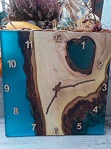 Hodiny - Nastenne drevene hodiny z bledomodreho epoxidu - 14021204_
