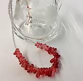 Červený náhrdelník z recyklovaných kúskov skla pre ženy