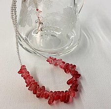 Náhrdelníky - Červený náhrdelník z recyklovaných kúskov skla pre ženy - 14020627_