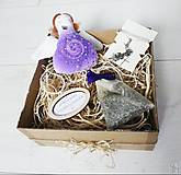Náhrdelníky - Levanduľový darčekový box s anjelikom, príveskom, citátom a vrecúškom - 14040045_