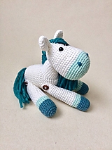 Bielo-modrý háčkovaný koník