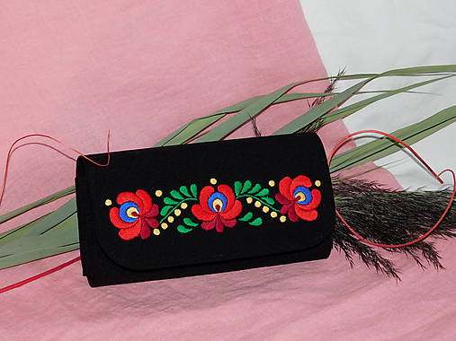 Peňaženky - Ručne vyšívaná veľká peňaženka - 14038667_