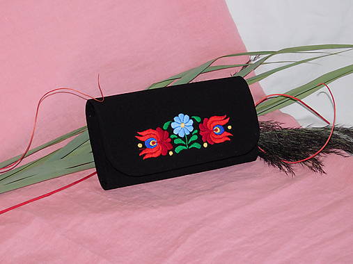 Peňaženky - Ručne vyšívaná veľká peňaženka - 14038691_