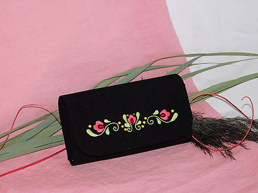 Peňaženky - Ručne vyšívaná veľká peňaženka - 14038700_