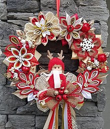 Dekorácie - Vianočný veniec adventny alebo na dvere s jutou (S červeným dievčatkom) - 14044670_