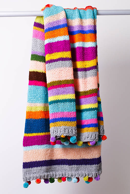 Úžitkový textil - Deka ručne pletená s brmbolcami - 14052736_