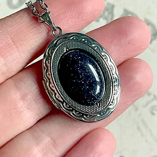 Oval Gemstone Antique Silver Locket Necklace / Otvárací medailón (Blue Sunstone)