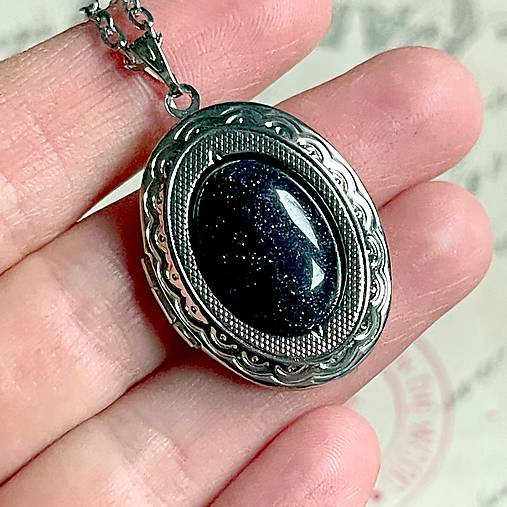 Oval Gemstone Antique Silver Locket Necklace / Otvárací medailón (Blue Sunstone)