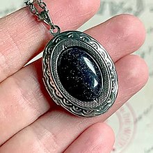 Náhrdelníky - Oval Gemstone Antique Silver Locket Necklace / Otvárací medailón (Blue Sunstone) - 14049295_