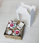 Náušnice - Farebný folklórny darčekový box s anjelikom, náušnicami a dekoráciami - 14048784_