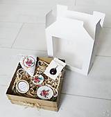 Náhrdelníky - Ružový darčekový box s príveskom, kľúčenkou a dekoráciami - 14048884_
