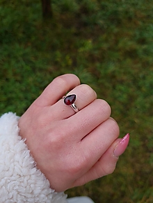 Prstene - Granát prsteň z rhodiovaného striebra - 14051036_