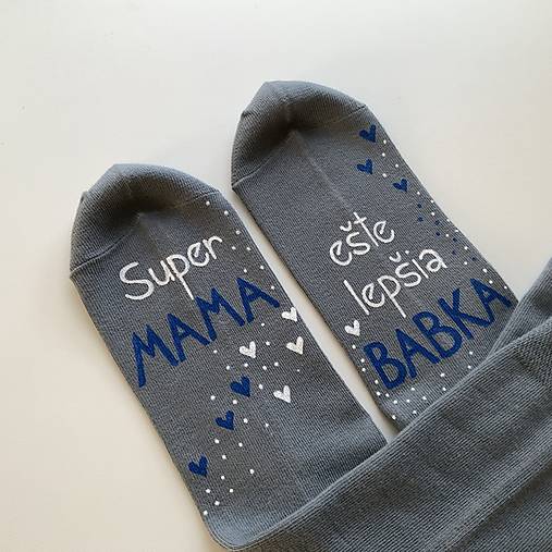 Maľované ponožky s nápisom : "Super MAMA/MAMKA/ ešte lepšia BABIČKA" ("Super MAMA/ ešte lepšia BABKA" (SIVÉ))