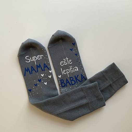 Maľované ponožky s nápisom : "Super MAMA/MAMKA/ ešte lepšia BABIČKA" ("Super MAMA/ ešte lepšia BABKA" (SIVÉ))