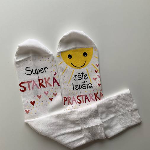 Maľované ponožky s nápisom : "Super MAMA/MAMKA/ ešte lepšia BABIČKA" ("Super STARKÁ/ ešte lepšia PRASTARKÁ" (Biele))