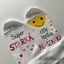 Ponožky, pančuchy, obuv - Maľované ponožky s nápisom : "Super MAMA/MAMKA/ ešte lepšia BABIČKA" ("Super STARKÁ/ ešte lepšia PRASTARKÁ" (Biele)) - 14057155_