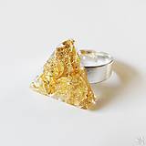 - Handmade zlatý živicový trojuholníkový prsteň - 14060170_