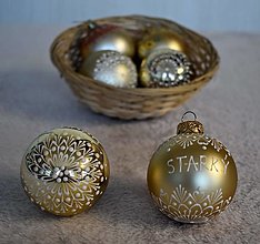 Dekorácie - Sklenená vianočná guľa zdobená voskom (aj s menom) (Zlatá lesklá) - 14062459_