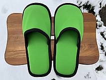 Zelené papuče s čiernym lemom