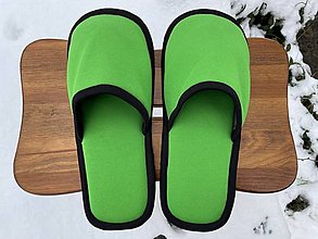 Ponožky, pančuchy, obuv - Zelené papuče s čiernym lemom - 14067523_