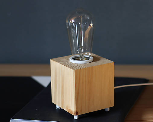 TESS - Drevená stolová lampa (Snehovo biela)
