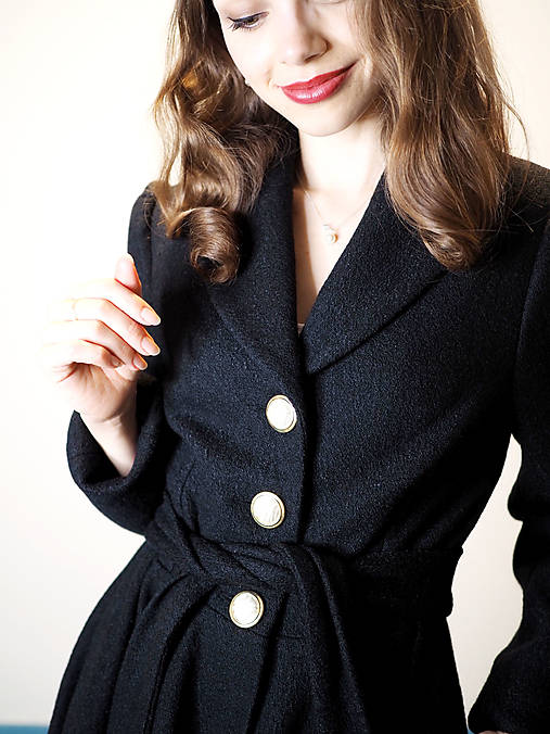 Elegantný zimný čierny kabát s fazónkami a kruhovou sukňou