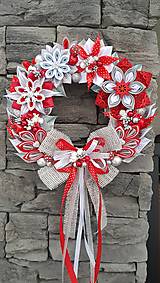 Dekorácie - Vianočný veniec na dvere červeno bielo strieborný - 14070683_
