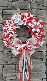 Dekorácie - Vianočný veniec na dvere červeno bielo strieborný - 14070698_